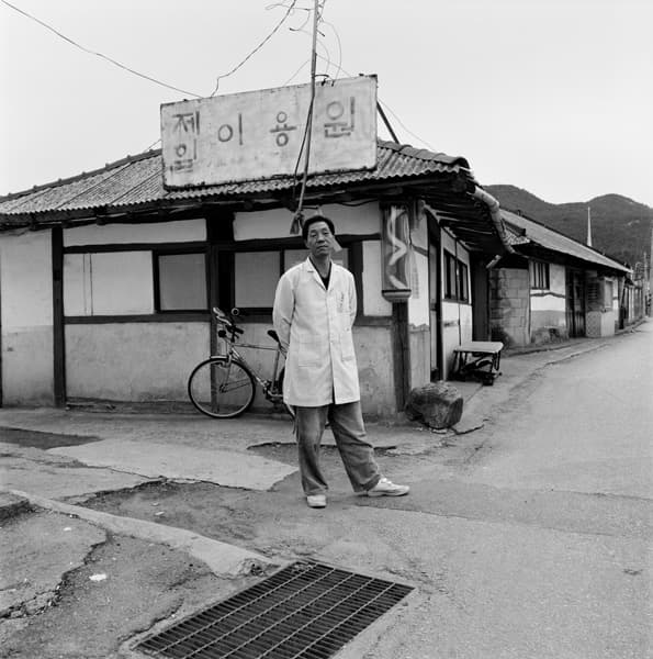김지연. 나는 이발소에 간다 연작 중. 전북 김제. 2004