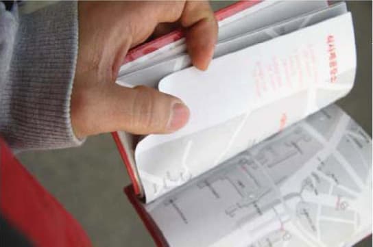 Handbook for the Homeless – On the Street 2001, Printed matter, 12.5 x 8.7 cm Courtesy PKM GalleryㅣBartleby Bickle & Meursault