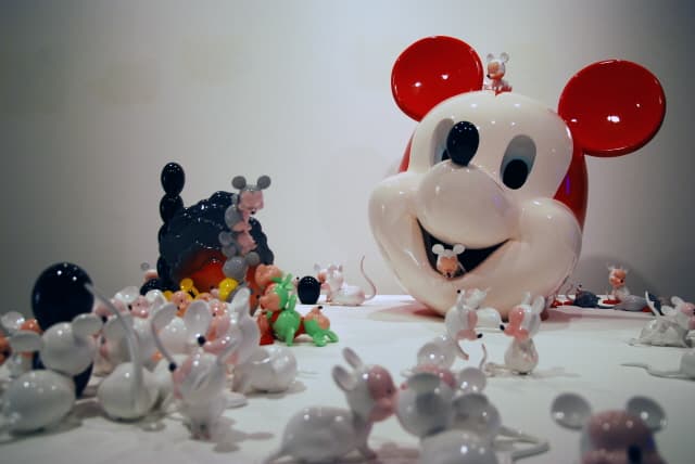 킁킁... 수상한 미키월드 Sniff, sniff… Suspicious Mickey World _2011, 자동차도색, Car paint_300×160×160cm, 변대용
