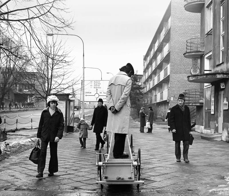 바르샤바 거리에서 <수레>(1971-1973년 제작)를 타고 있는 크지슈토프 보디츠코, 1973, 우치미술관 소장