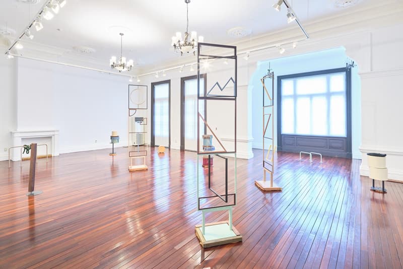 강서경, <검은 유랑>, 2016-2018, 철에 도색, 실, 황동, 나무, 로프, 볼트, 가죽, 가변설치