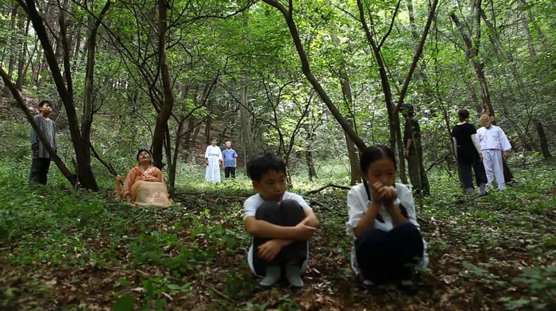 김현주, 내 귓속에 묻힌 묘지들  3-ch Videoinstallation_dimension variable, HD, color, sound, 2016-2018