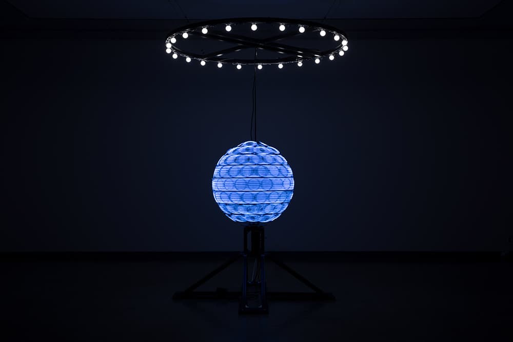 이지훈_Paralysis_ Led fan, Ac motor, Smps, Led light, Mixed media_200 × 180 × 180cm_가변설치_2020
