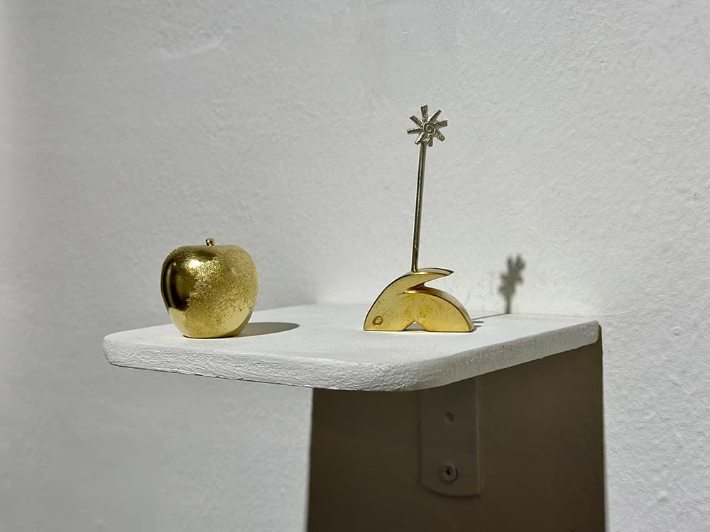 양지원, <영토>, 2024, 황동, 3.5x3.5x4cm, 문진. / 양지원, <토끼사과 드세요>, 2024, 황동, 정은, 4.2x2.4x7cm, 문진.