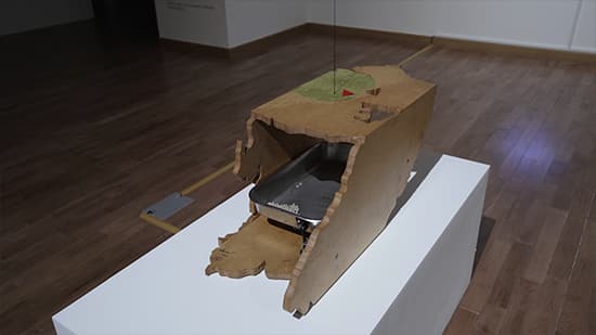 안수진  Soojin Ahn, 라데팡스, 2009, 나무, 모터, 전동장치, 85x32x32cm