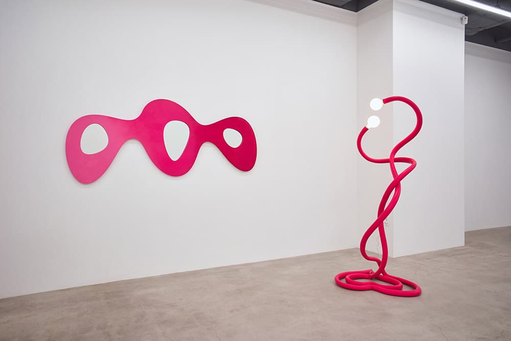 정그림_(좌)Untitled_Wood, fiber, glass_2200x900mm_2021,, (우)Mono series_Lovers_Silicone, steel_700x500x2000mm_2021