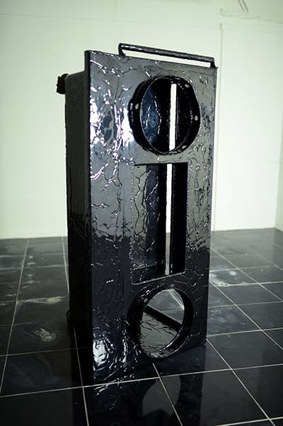 정혜신, Thing 1, 2019, hot glue on object