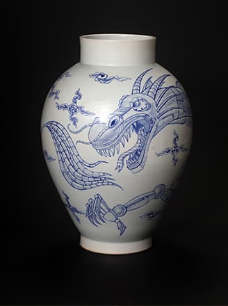 신이철_靑畵白瓷思利寶具龍紋大壺(청화백자사이보그용문대호)_2016_백자토_55×35×35cm