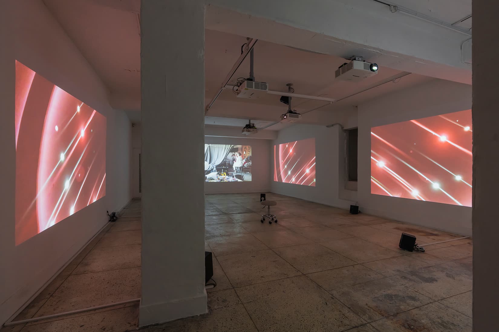 최희정, 〈오랜만에 내 그림자를 보았다〉, 2024, five-channel video(color), six-channel audio, 20 mins. 전시이미지 촬영: CJY ART STUDIO.   사운드: 정의석 / 영상기술: 구종회  / 설치: 멀티텍