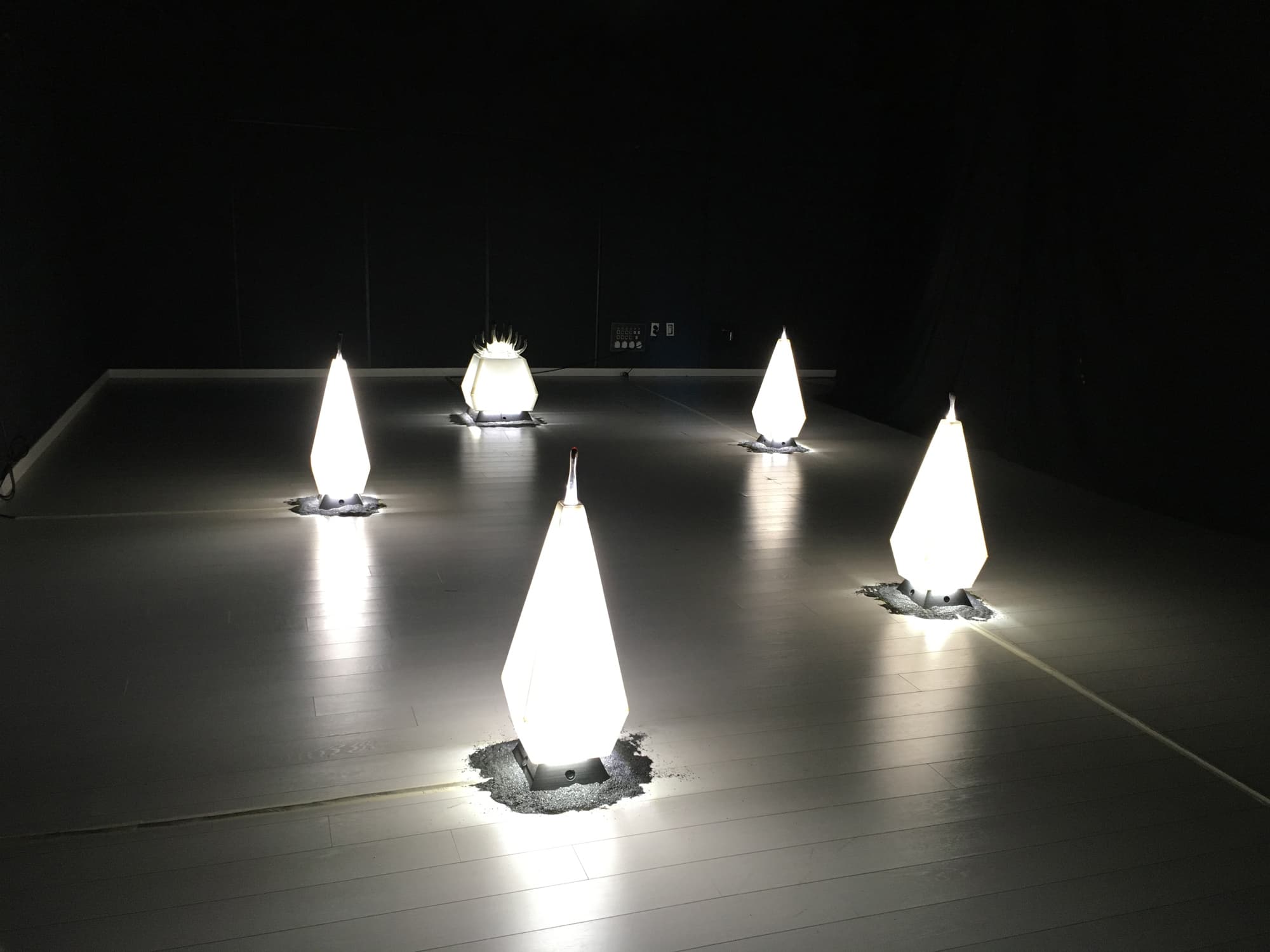 <No.8-1 / 나는 나의 억압을 보았다>, 2020, PLA 필라멘트, 아크릴 판넬, LED, 아두이노, 트렌지스터, 초음파 센서 및 SMPS, 77 x 25 x 25 cm(4), 70 x 45 x 45 cm(1). 가변 설치.
