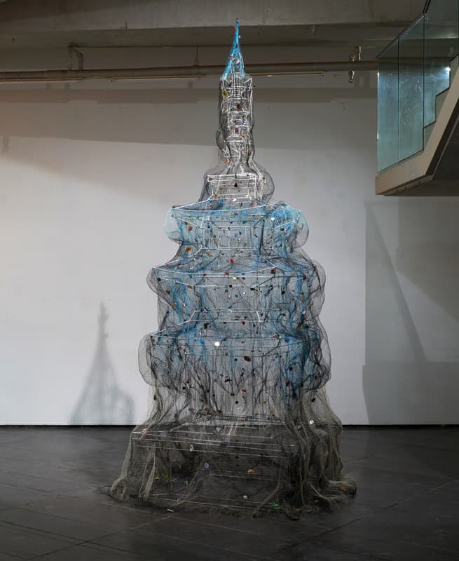 신유라, The Net-탑_스텐봉, 투망, 무라노 유리, 반지 링, 브로치, 철사, 투명사_350x180x180cm_2016