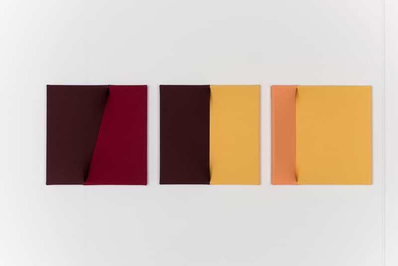 노부코 와타나베 Nobuko WATANABE, wine red and red/ wine red and yellow/ orange and yellow, 2016, 나무 프레임 위에 천 fabric on wooden frame, 각 40x40x5.5(d)cm, 사진제공 갤