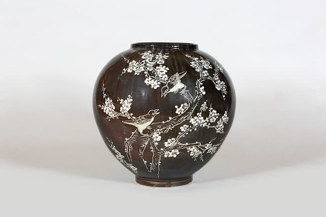 신정희 분청철화목단문호 42x46cm