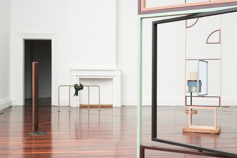 강서경, <검은 유랑>, 2016-2018, 철에 도색, 실, 황동, 나무, 로프, 볼트, 가죽, 가변설치