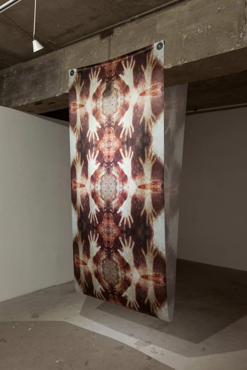 니콜라스 펠처, Permanent Souls are Solid, 새틴에 디지털 프린트, 나사, 설치, 2015