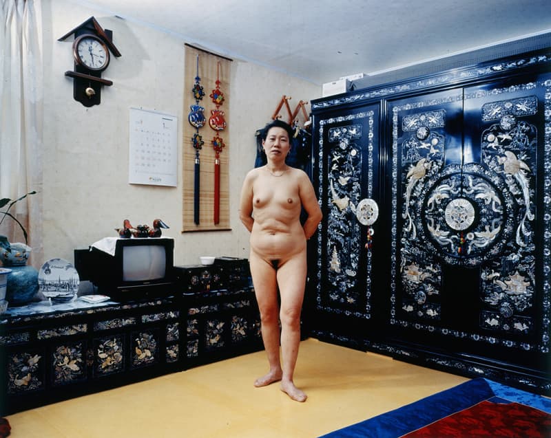 김옥선, 방안의 여인-자개장 앞에선 동숙, 2000, 디지털크로모제닉 프린트, 120x150cm