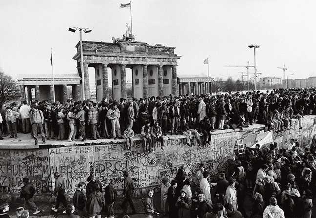 The Fall of the Wall, Berlin, 10 November 1989  © Barbara Klemm, Institut für Auslandsbeziehungen e. V.