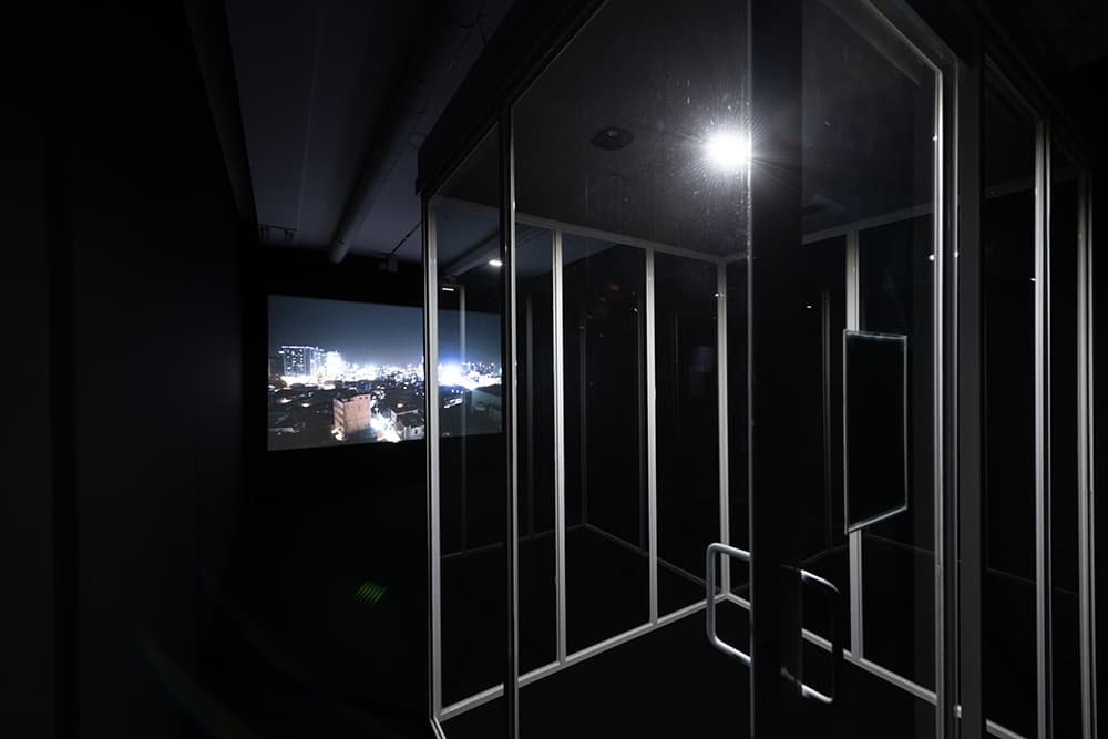 김준, 상태적 진공 혼합매체(1채널 사운드, LED, 스피커, 앰프, 스테인리스, 아크릴), 120x85x200cm, 2018 © SONGEUN Art and Cultural Foundation and the Artist. All rights reserved.