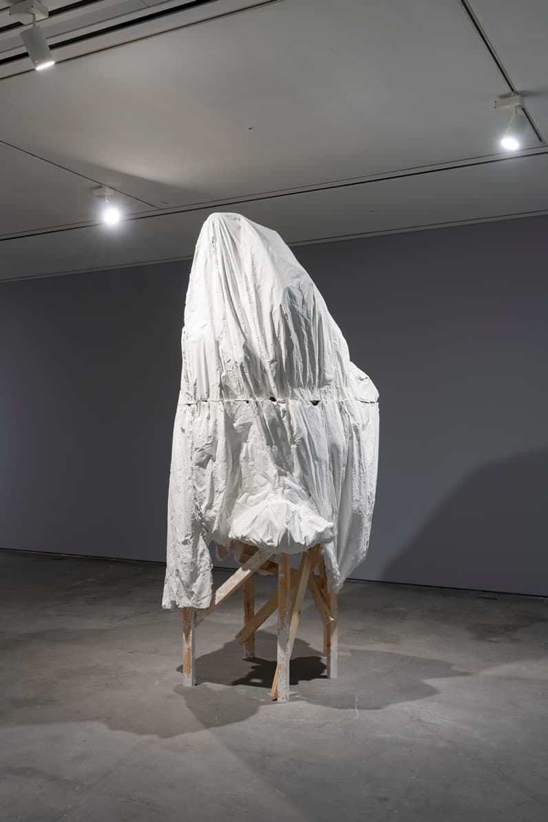 권용주 포장천막 1 2018 천막(일반지), 마대, 로프, 우레탄폼, 목재, 석고캐스팅 155x118x275 cm