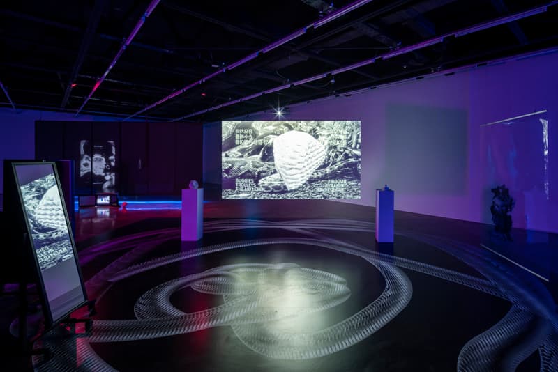 김실비, <회한의 동산>, 2018/2020, 단채널 영상, 4K HD 변환, 흑백, 사운드, 5분 17초,  3D PLA 프린트, 접착 시트 및 PET에 디지털 인쇄, 기립형 거울 8대