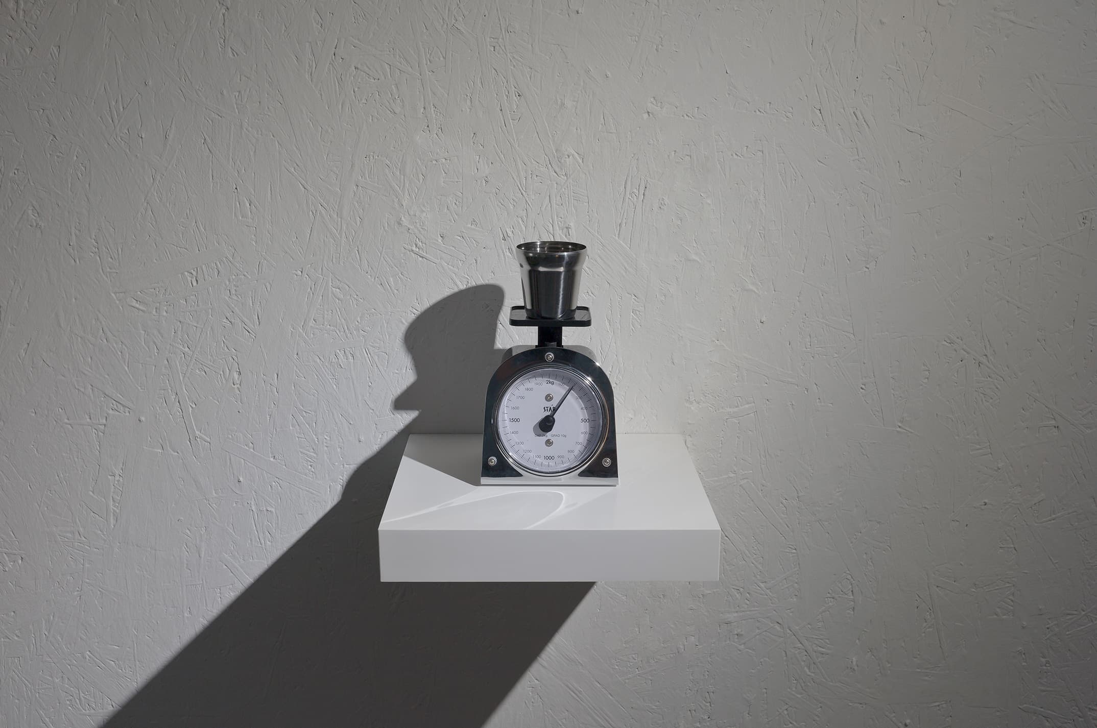 송천주, <The weight of Internet(2020)>, 저울, 컵, 물, 30x26x23(h)cm, 2020