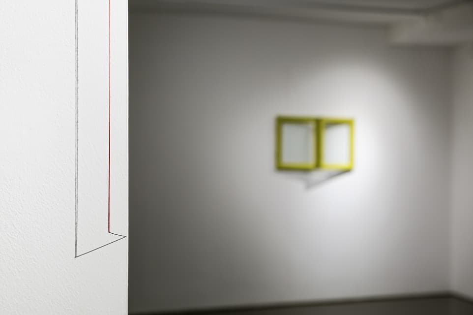 성정원, 관계의 흐름; 그 곳, 만나지 못하고, 2017, 나무창에 채색, 실, 바늘, 가변설치