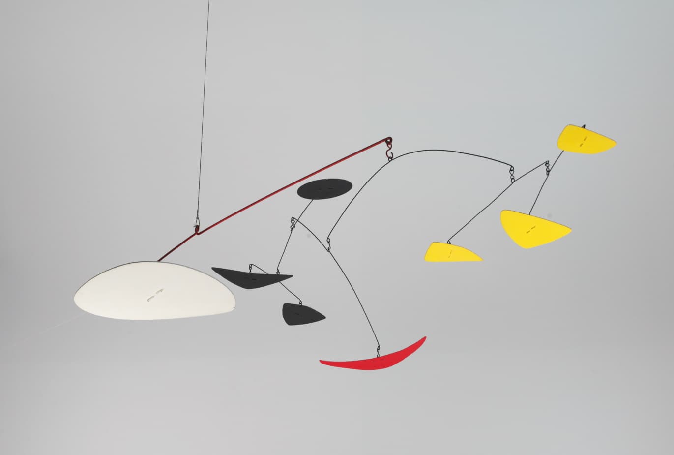 알렉산더 칼더, 빨간 초승달, 1969, 철판, 금속 막대, 물감, 60(h)x225x66cm