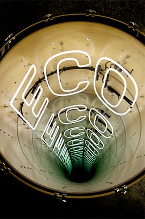 이반 나바로, Eco 2 (black), 2011. Neon light, bass drum, mirror, one-way mirror and electric energy, 91.4x91.4x35.6cm