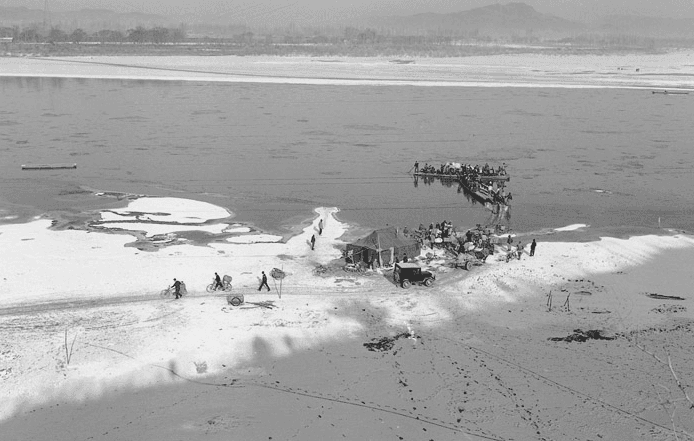 ©김복만, 사회적 풍경, 대구 화원, Gelatin Silver Print, 50.8x60.9cm, 1967