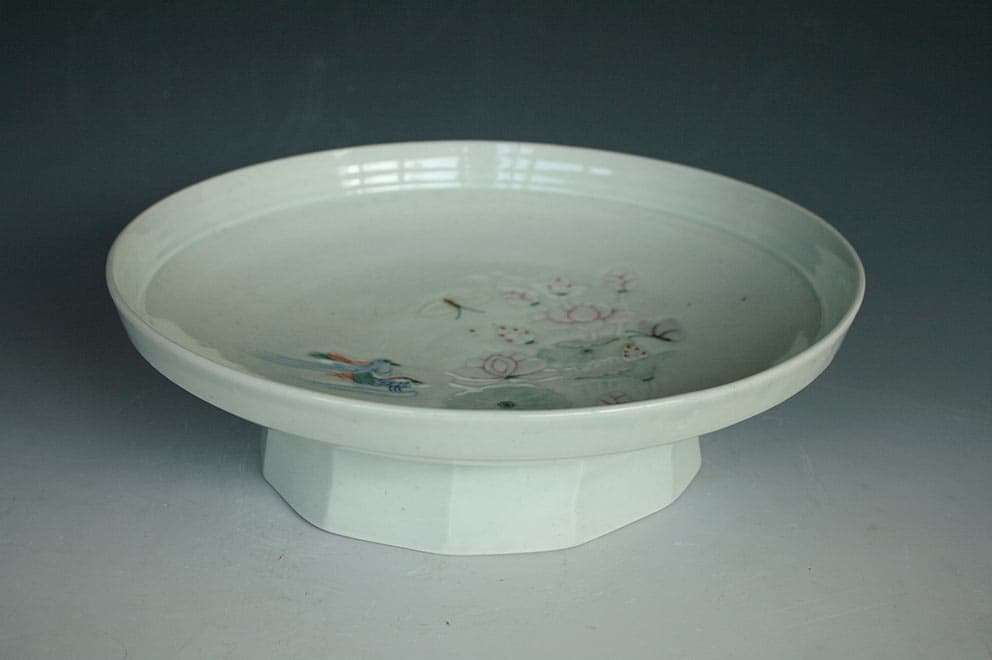 손경희 - 연화문 과반_백자토위에 양각후 드로잉_32x32X9cm