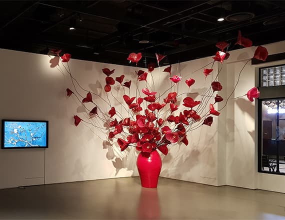유미연, 동백 피다, 2014~2017, 혼합재료, 꽃병(100x27x27), 가변설치
