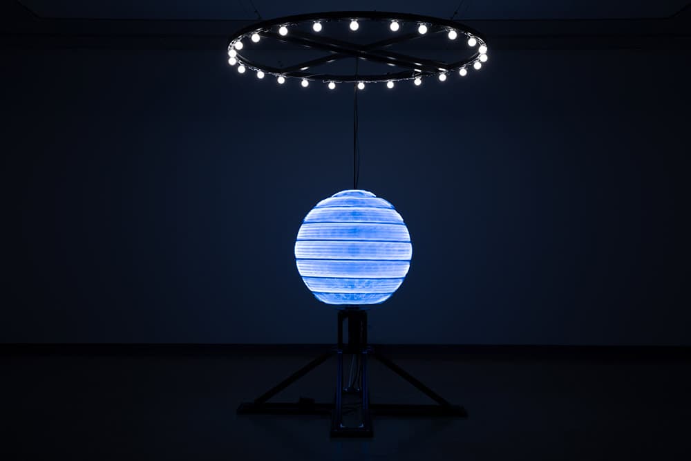 이지훈_Paralysis_ Led fan, Ac motor, Smps, Led light, Mixed media_200 × 180 × 180cm_가변설치_2020