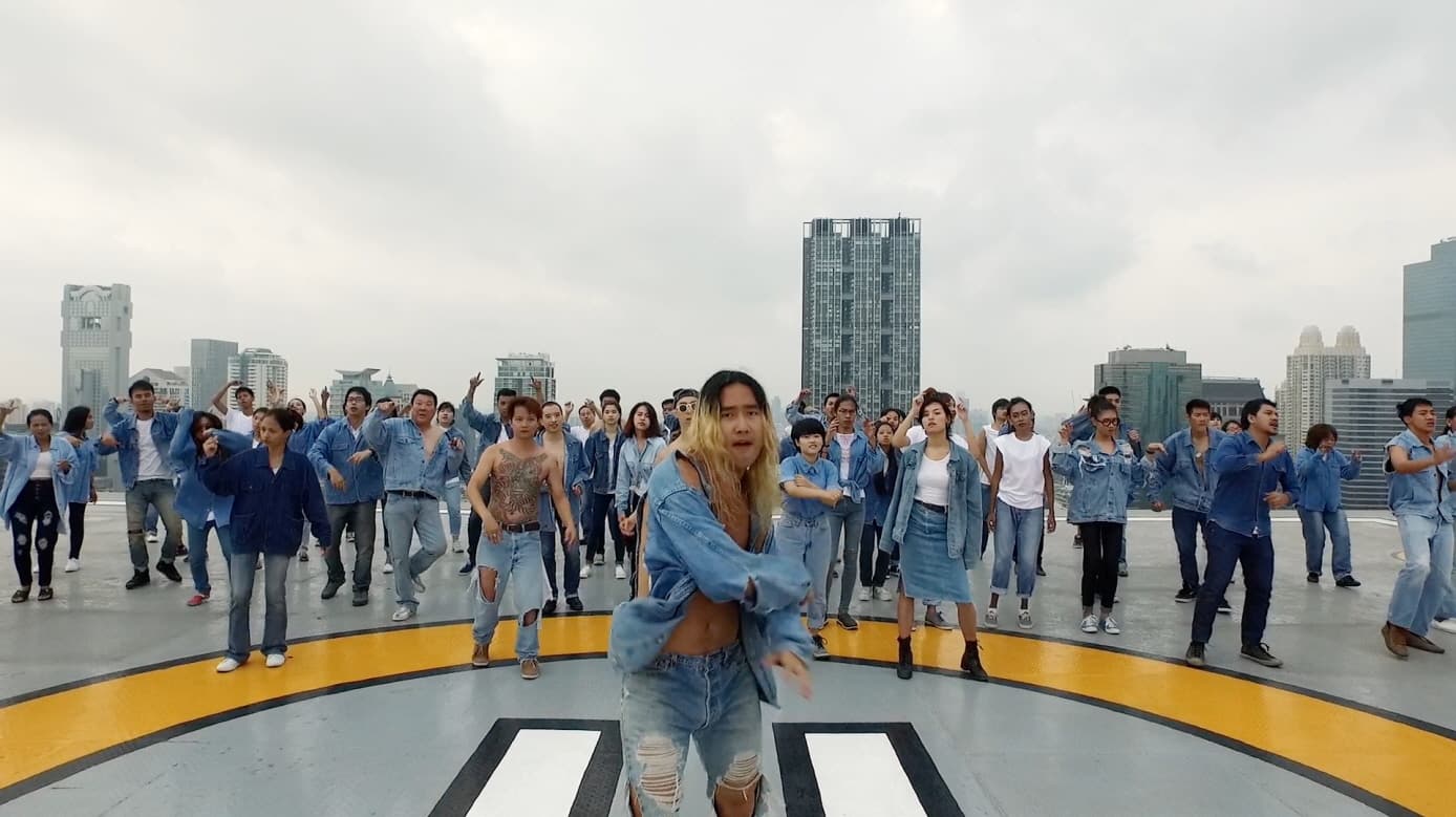 코라크릿 아루나논드차이, 재미있는(기이한) 이름을 가진 사람들로 가득 찬 방에서 역사로 그린 그림 3, 싱글 채널 비디오, 24분 55초, 2015