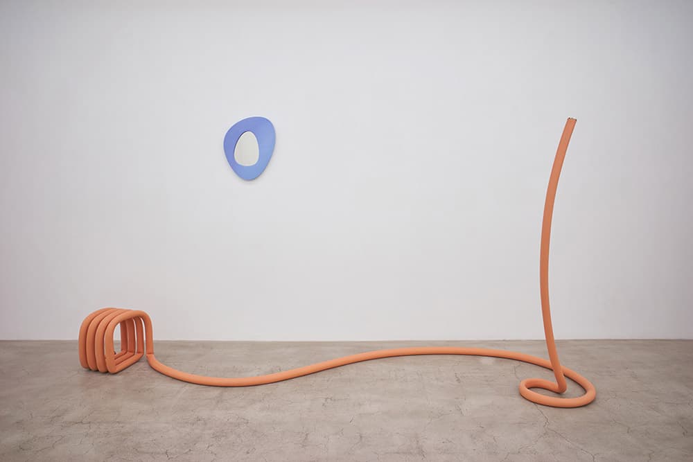정그림_(위)Untitled_Wood, fiber, glass_400x500mm_2021,, (아래)Mono series_Silicone, steel_400x2000x1850mm_2021