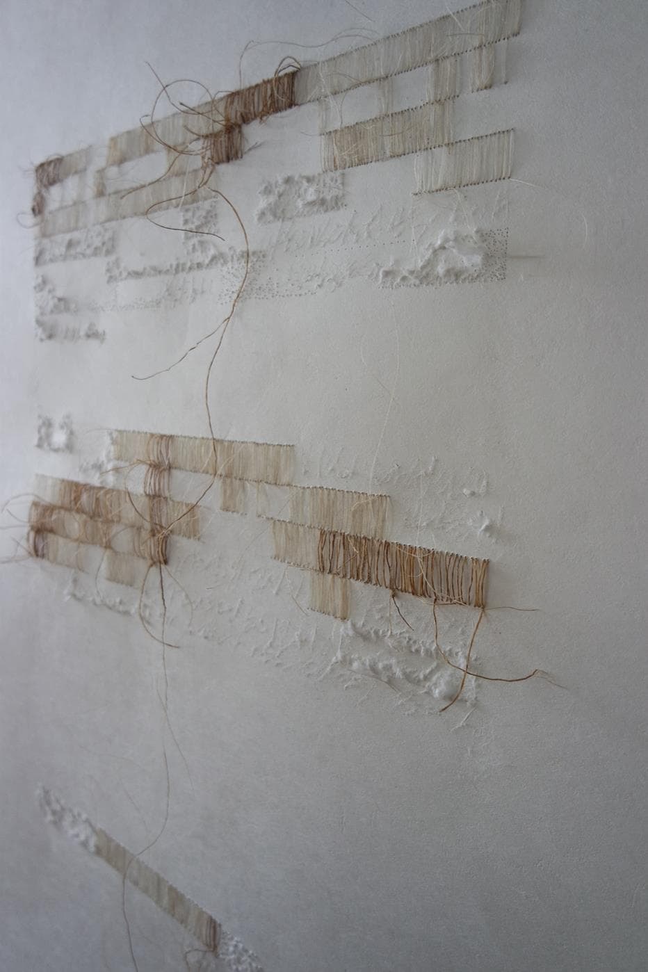 Ecriture blanche, 2016, 한지에 삼베와 모시실, 바늘과 송곳으로, 145 x 74 cm
