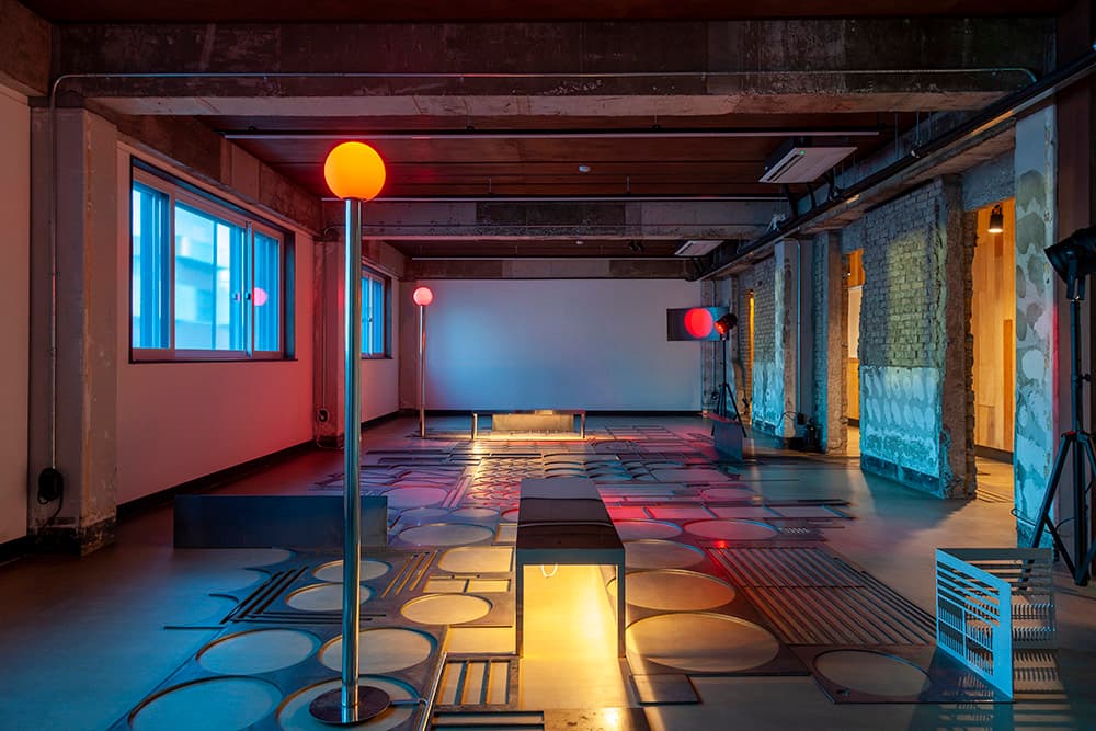 김시하_Blood Heat 적정온도, 2020, 폐자재, 스테인리스 스틸, 철, 파라이트, Led 등, 가변설치 ⓒThe Artist & Art Centre Art Moment