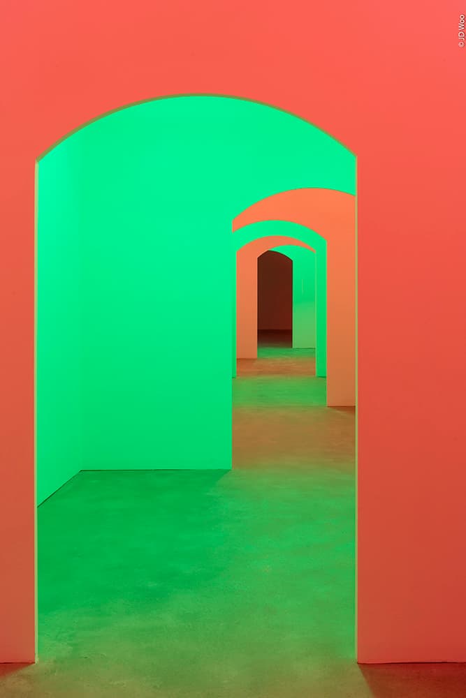 박여주_레드 앤 그린 터널_2020 혼합재료_300 × 367.5 × 1832 cm