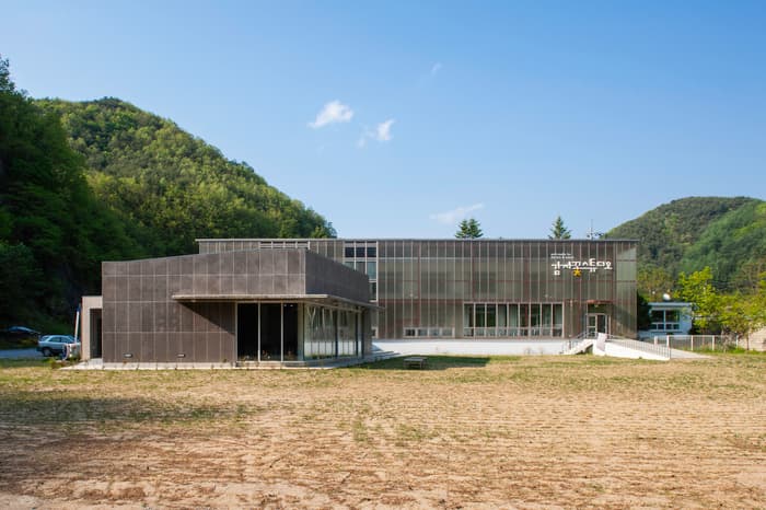 감자꽃스튜디오(남소영, 이선철), 분교의 진화, 2019, 혼합매체, 가변설치