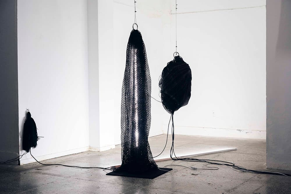 Noise Game_한재석_howling hive II_2023, 사운드, 컴퓨터, 스피커, LED 등, 그물망, 다양한 전자장치, 7분 49초(루프), 실시간 사운드, 가변설치 ⓒ Jsuk Han
