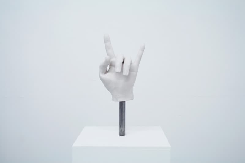 이원우, <때로는 나빠지고 싶다>, 2011 37x23x14cm(hand),steel,stainless steel, motor, springs, brass, sillicon, paint