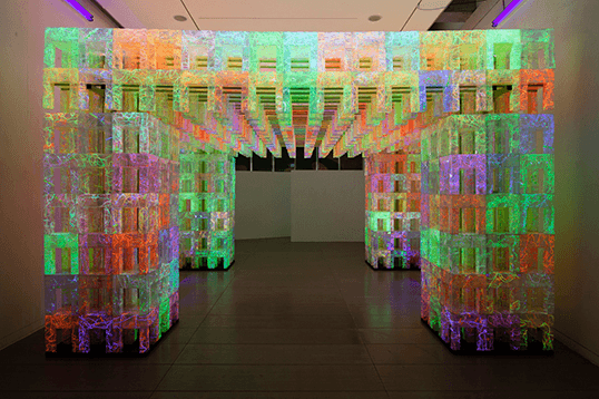 이은숙, 소통의 의자, 2014, 폴리에스터, 형광실, 실크스크린, 블랙라이트, 525x525x340cm
