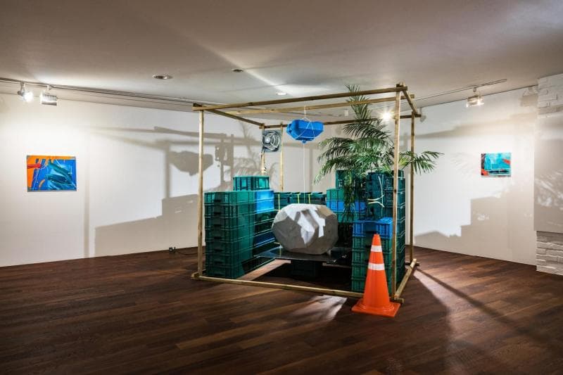바늘의_끝,_240x190x210cm,_플라스틱상자,_각목,_환풍기,_전구,_식물_등 혼합재료, 가변크기,_2019