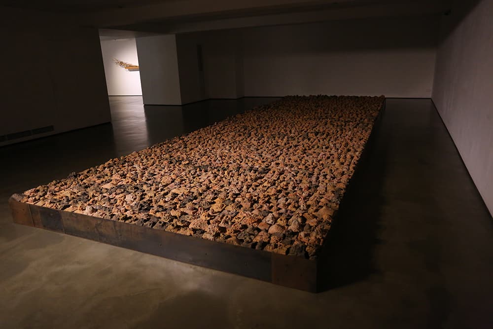  차기율 고고학적풍경-불의 만다라 소성된 갯벌, 철 1000×300×30cm 2013