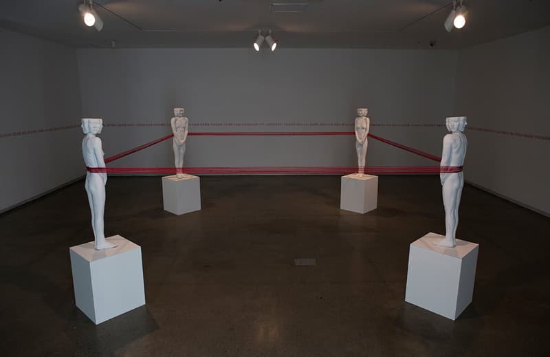 임승천, 고리(LINK), 화학수지 위에 아크릴 컬러, 101x23x14cm (each), 가변설치, 2017