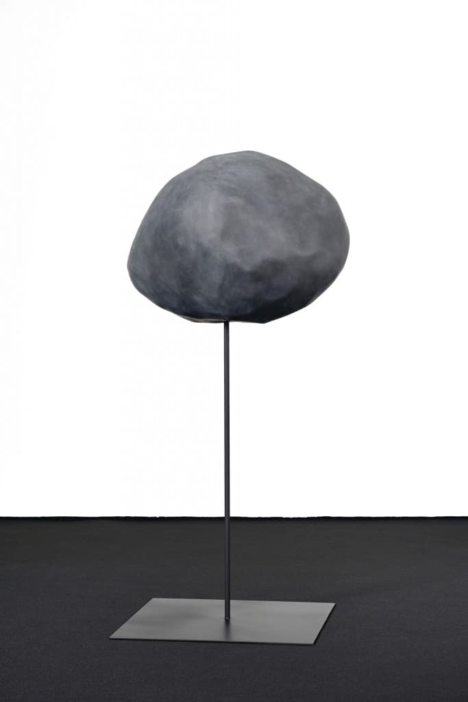 김인배, 삼면화: 크기, 동작, 개수 (부분), 2020, 레진, 카본 섬유, 우레탄 폼, 아이소핑크, 우레탄도료, 철, 가변크기