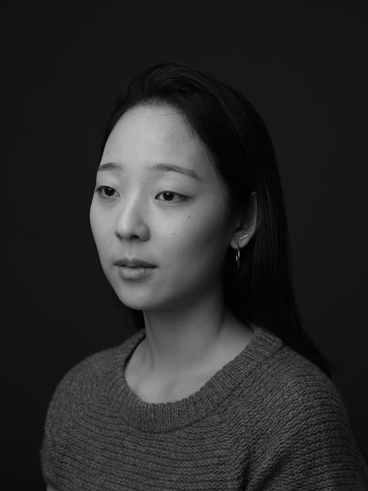 이 뉘앙스에서 저 뉘앙스 사이를 찾아 헤맨다_린아, Digital Chromogenic Print,140x108cm, 2021