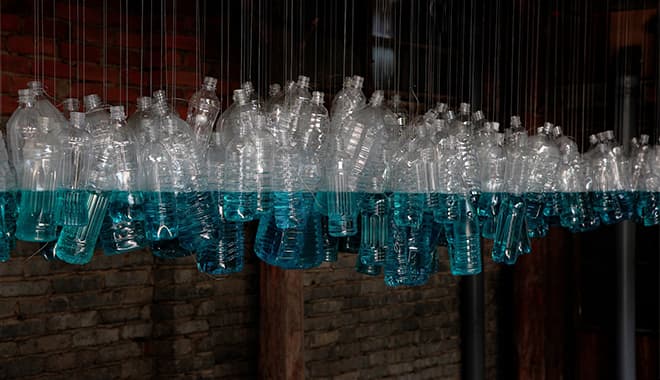 이창진, 수평(水平), 2014, 투명용기, 물, 잉크, 가변설치