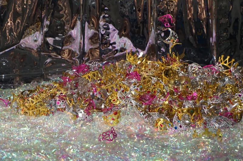 최정화, 어린꽃(Young Flower), 2016-2018, 플라스틱 왕관, 철 구조물(Plastic crown, Steel structure), 가변설치(Dimension Variable)