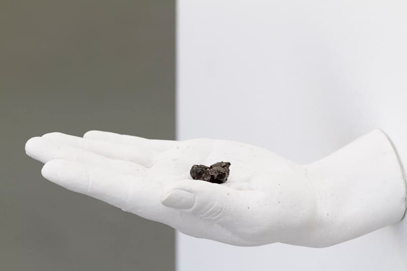 카테리나 하일 Katherina Heil 최초의 운석을 만져보는 꿈을 꾸었다 I Dreamt That I Was Holding the First Meteorite 2020 Gypsum, iron 석고, 철 20 x 11 x 5 cm