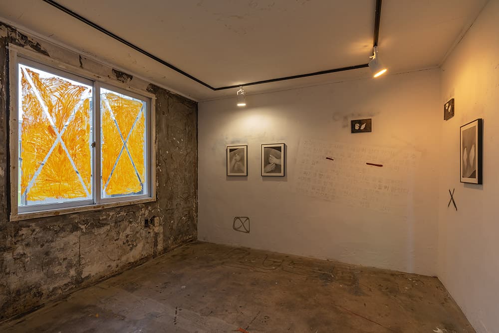 봄로야_유연한 손_2021-2022_캔버스에 혼합재료_46.8x36.8cm(좌)_유연한 손_2022_캔버스에 혼합재료_15.8×22.7cm(우)